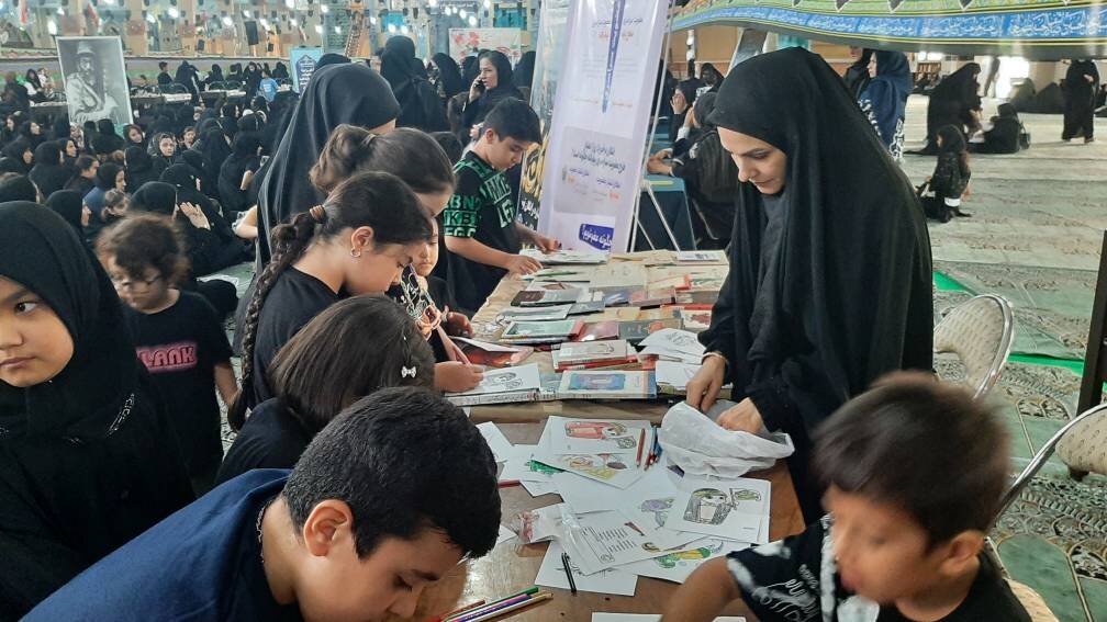 برگزاری میز خدمت اداره کتابخانههای عمومی پاکدشت در مصلی این شهرستان