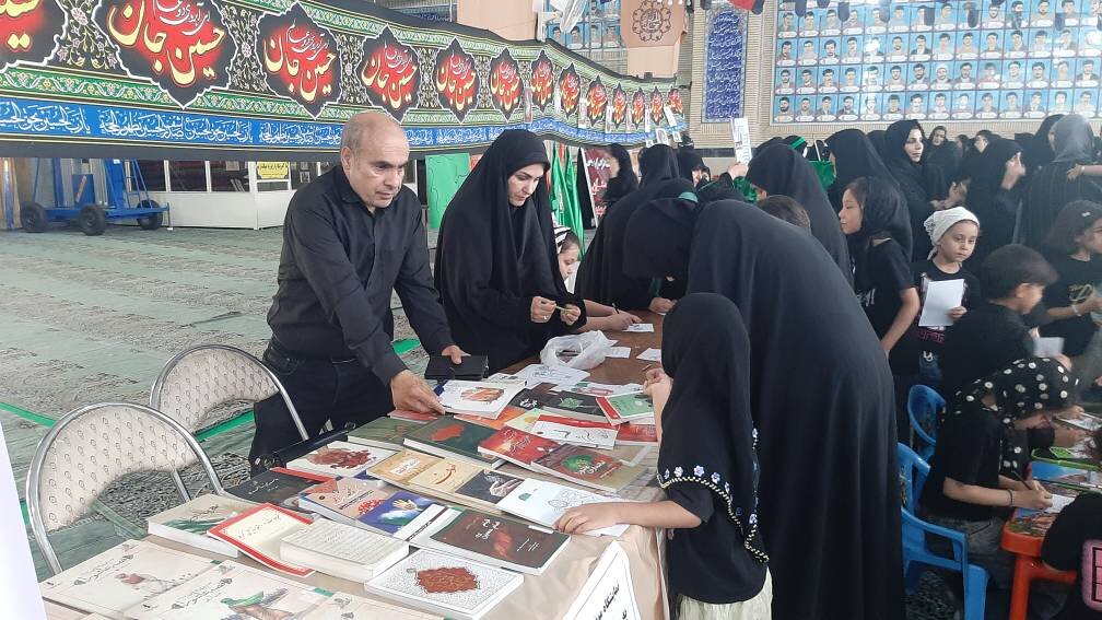 برگزاری میز خدمت اداره کتابخانههای عمومی پاکدشت در مصلی این شهرستان