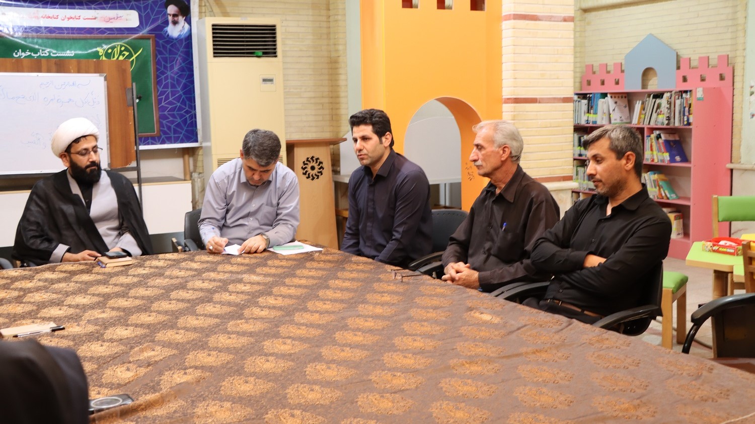 نشست صمیمانه سرپرست اداره کل کتابخانههای عمومی خوزستان با کتابداران شهرستان شوش برگزار شد