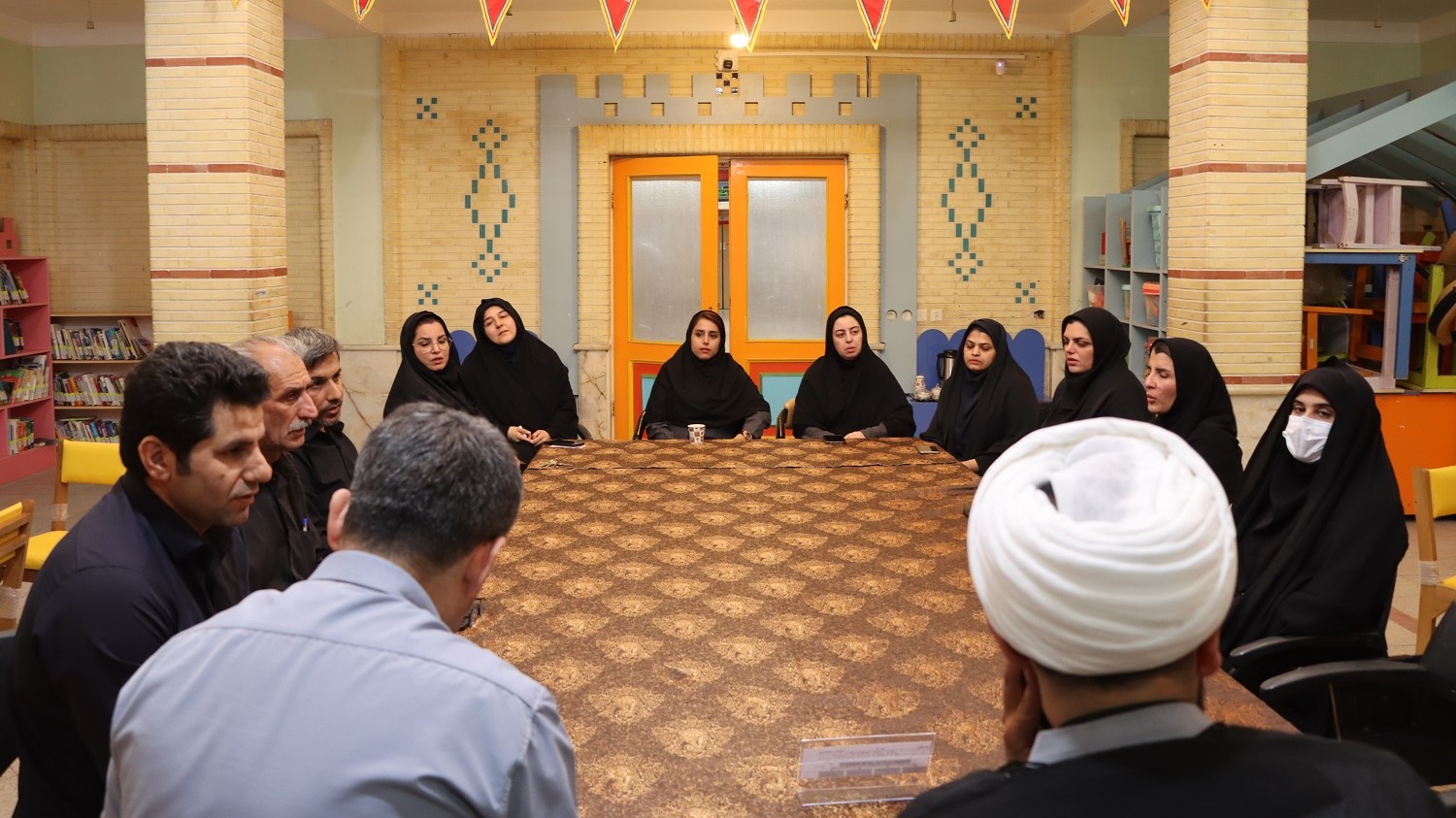 نشست صمیمانه سرپرست اداره کل کتابخانههای عمومی خوزستان با کتابداران شهرستان شوش برگزار شد