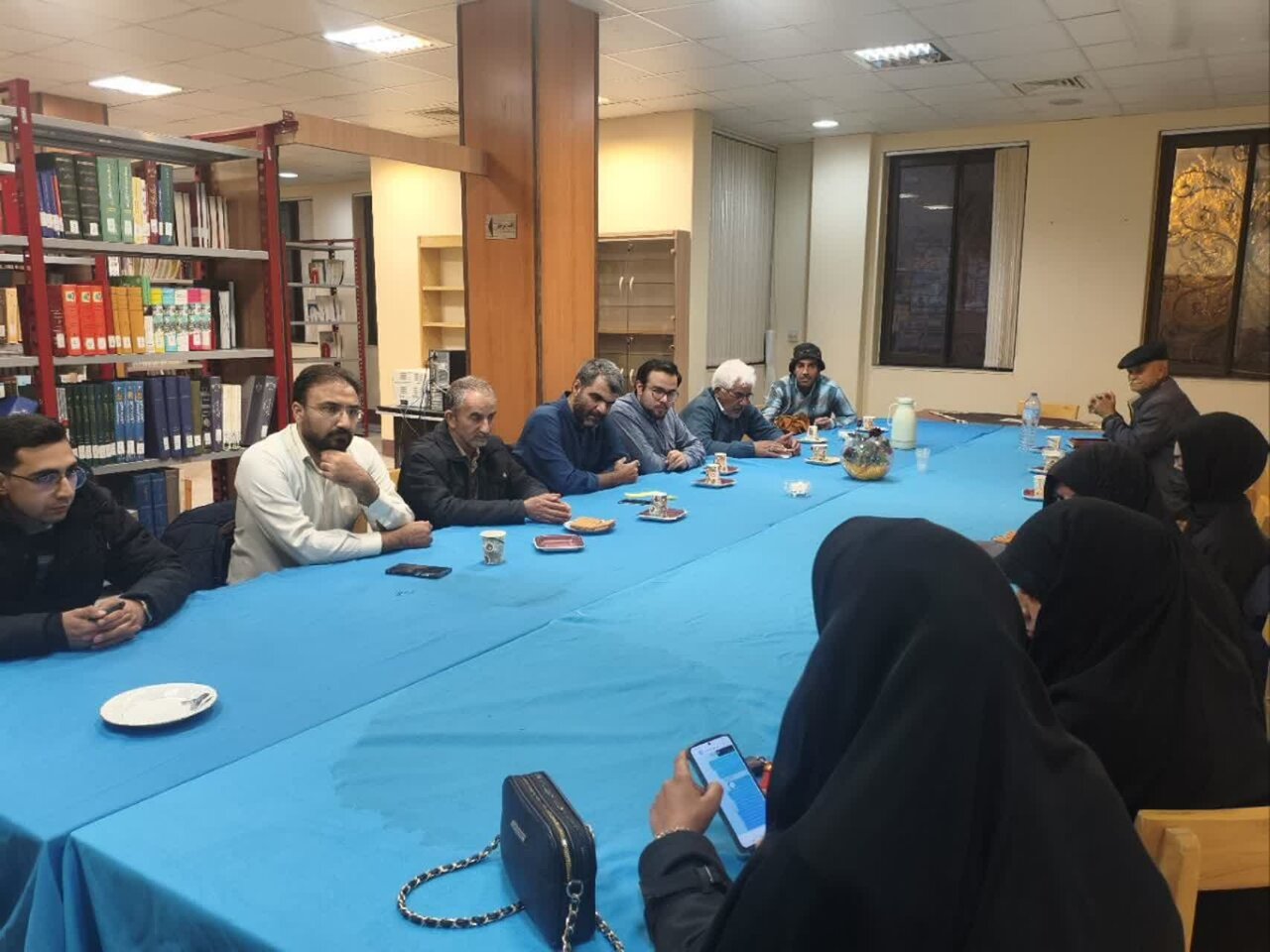 محفل ادبی «شعر و نظر» کتابخانه مرکزی شهرستان میبد رنگ و بوی عاشورا گرفت