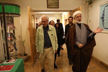 بازدید دستیار رییس‌جمهور در امور اجتماعی از مخزن امن موزه اشیاء تاریخی و کتب خطی کتابخانه مشارکتی وزیری یزد