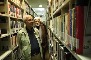 بازدید دستیار رییس‌جمهور در امور اجتماعی از مخزن امن موزه اشیاء تاریخی و کتب خطی کتابخانه مشارکتی وزیری یزد