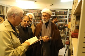 بازدید دستیار رییس‌جمهور در امور اجتماعی از مخزن امن موزه اشیاء تاریخی و کتب خطی کتابخانه مشارکتی وزیری یزد