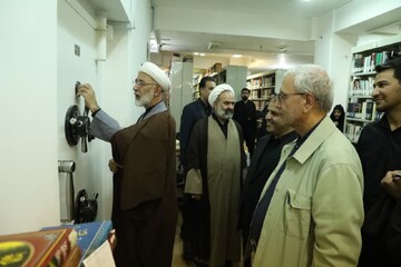 بازدید دستیار رییس‌جمهور در امور اجتماعی از مخزن امن موزه اشیاء تاریخی و کتب خطی کتابخانه مشارکتی وزیری یزد