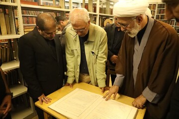 بازدید دستیار رییس‌جمهور در امور اجتماعی از مخزن امن موزه اشیاء تاریخی و کتب خطی کتابخانه مشارکتی وزیری یزد