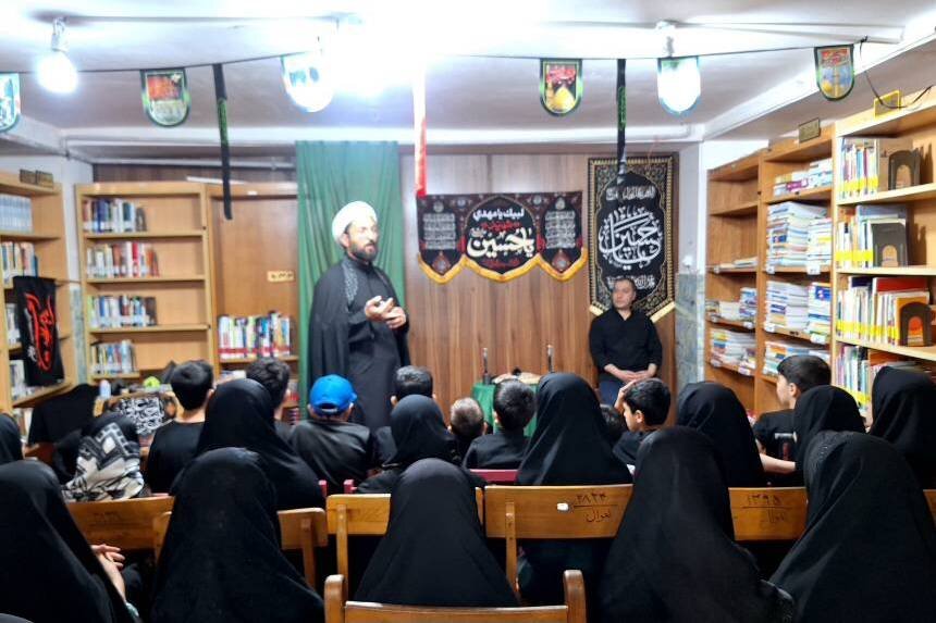 ویژه‌برنامه آشنایی کودکان با فرهنگ عاشورا در کتابخانه صفی‌آباد برگزار شد