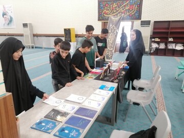 برپایی نمایشگاه کتاب و میز ارتباط مردمی اداره کتابخانه‌های عمومی ساوجبلاغ