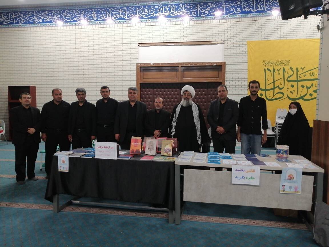 برپایی نمایشگاه کتاب و میز ارتباط مردمی اداره کتابخانه‌های عمومی ساوجبلاغ