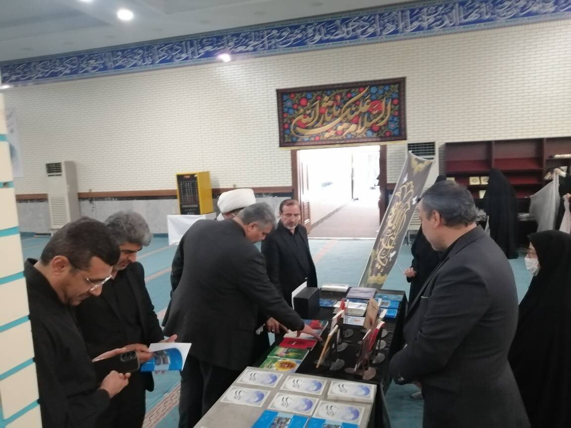 برپایی نمایشگاه کتاب و میز ارتباط مردمی اداره کتابخانه‌های عمومی ساوجبلاغ