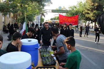 برپایی موکب پذیرایی کتابخانه عمومی امام خمینی(ره) سمنان