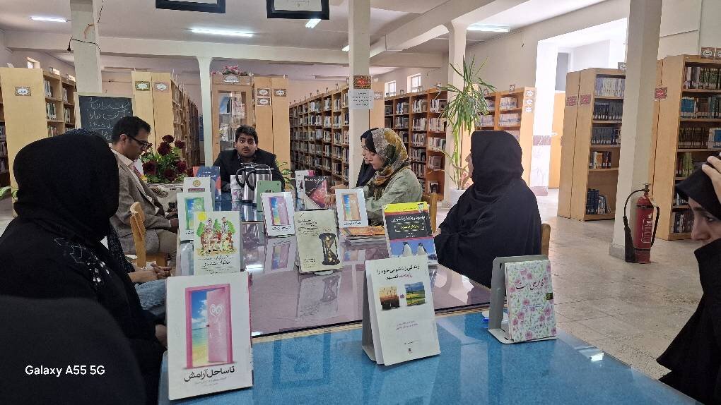 نشست مطالعاتی «تأثیر مطالعه بر کاهش آسیب‌های اجتماعی» در کتابخانه عمومی شهدای محراب هرسین