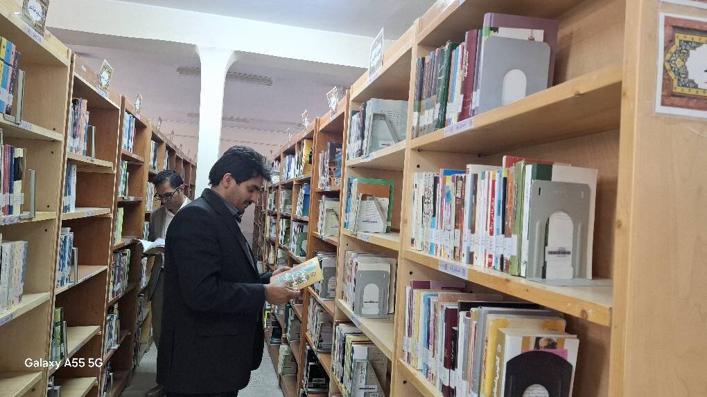 نشست مطالعاتی «تأثیر مطالعه بر کاهش آسیبهای اجتماعی» در کتابخانه عمومی شهدای محراب هرسین