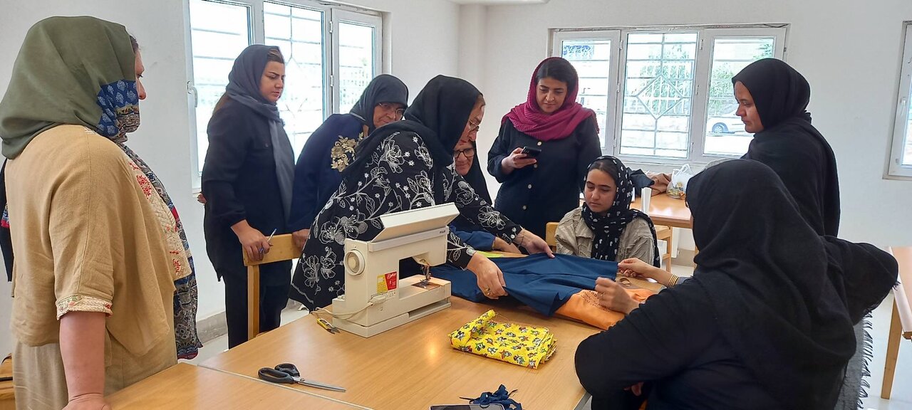 هنر «سوزن و دوستی» در کتابخانه فرهنگ؛ «خیاطی» پلی میان خلاقیت و مهارت در حصار گرمخان