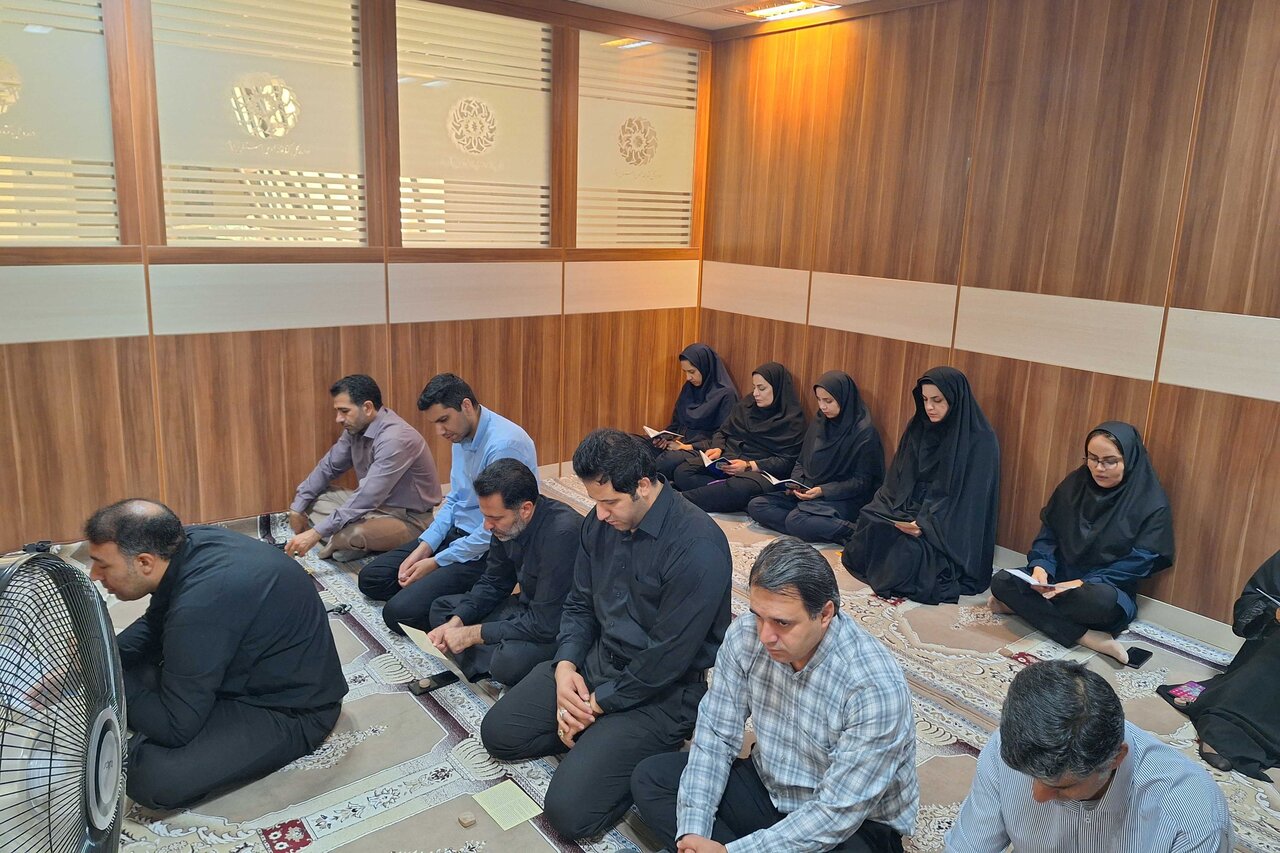 مراسم پرفیض زیارت عاشورا در اداره کل کتابخانههای عمومی استان ایلام برگزار شد