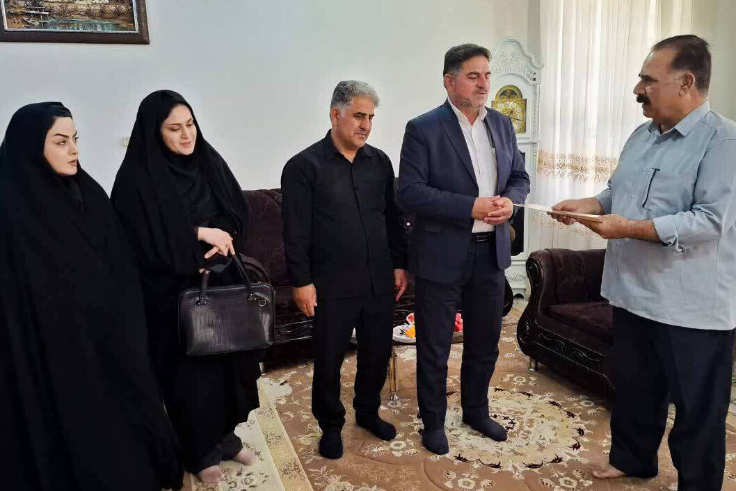 تجلیل از جعفر فیلی؛ فعال فرهنگی و دبیر انجمن ادبی «نون» در دره‌شهر