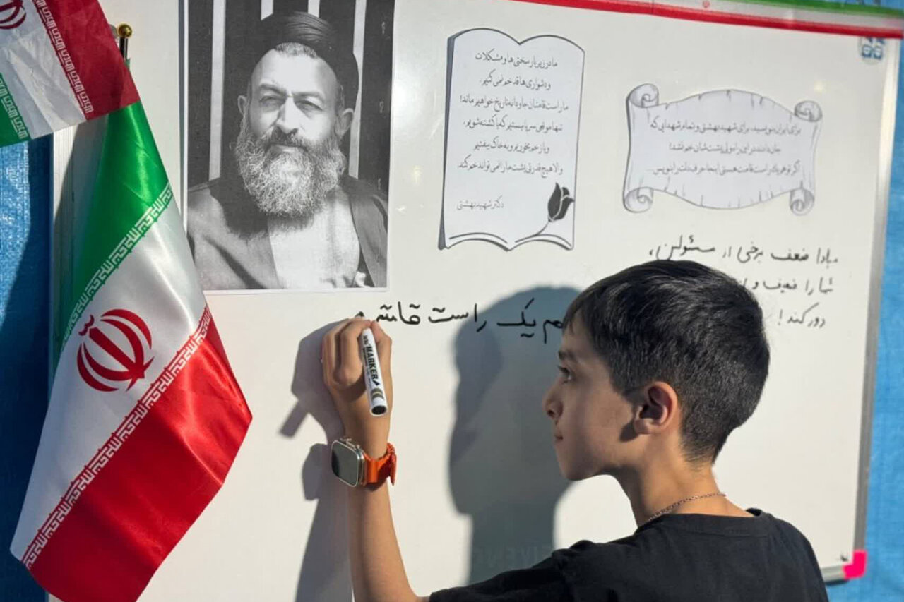 بزرگداشت شهدای هفتم تیر در غرفه فرهنگی کتابخانه‌های عمومی آشتیان
