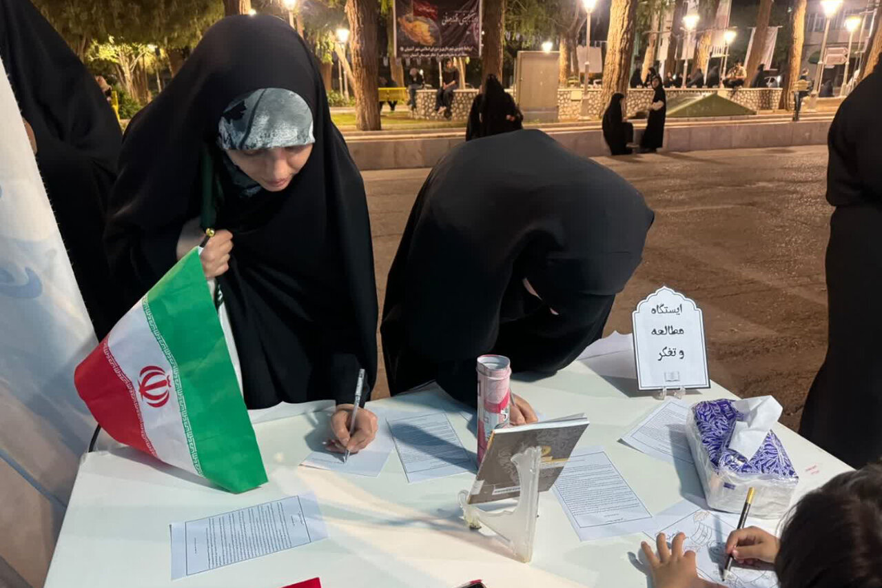 بزرگداشت شهدای هفتم تیر در غرفه فرهنگی کتابخانه‌های عمومی آشتیان