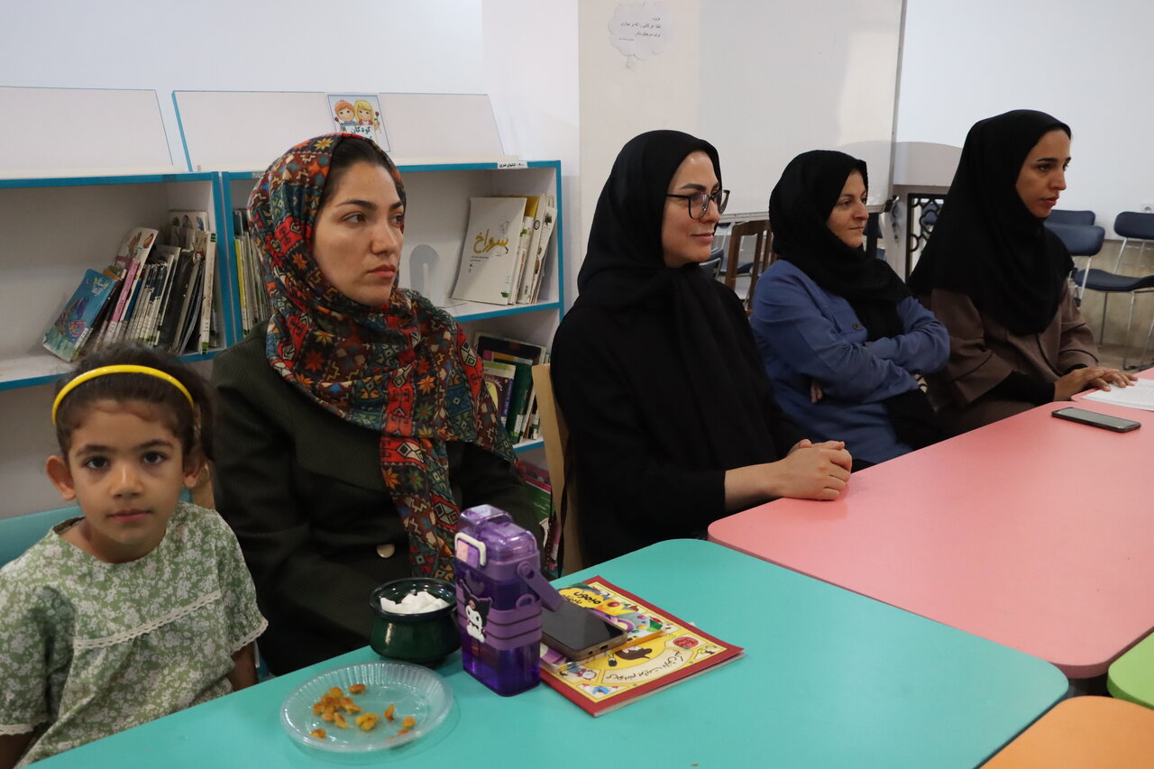 «با هم، با کتاب»؛ دورهمی کتابخوانی بانوان در کتابخانه حضرت زهرا(س) شهر حمیدیا ادامه دارد