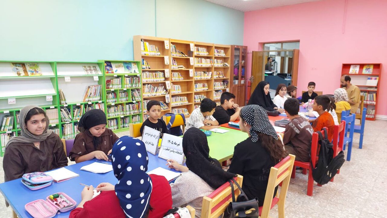 طنین قلم در بوستان کتاب؛ استقبال پرشور هنرجویان گرمهای از کارگاه خوشنویسی خط تحریری