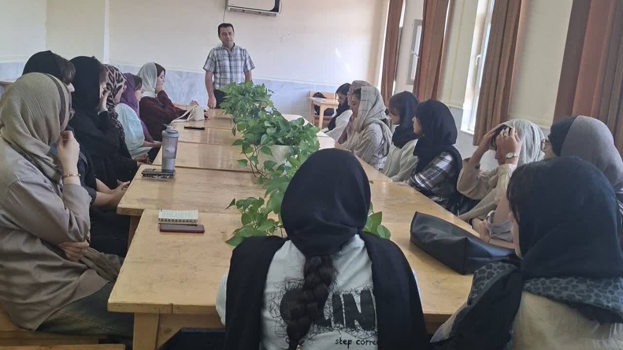 تقویت مهارت‌های مطالعه با برگزاری جلسه مشاوره تحصیلی در کتابخانه اندیشه