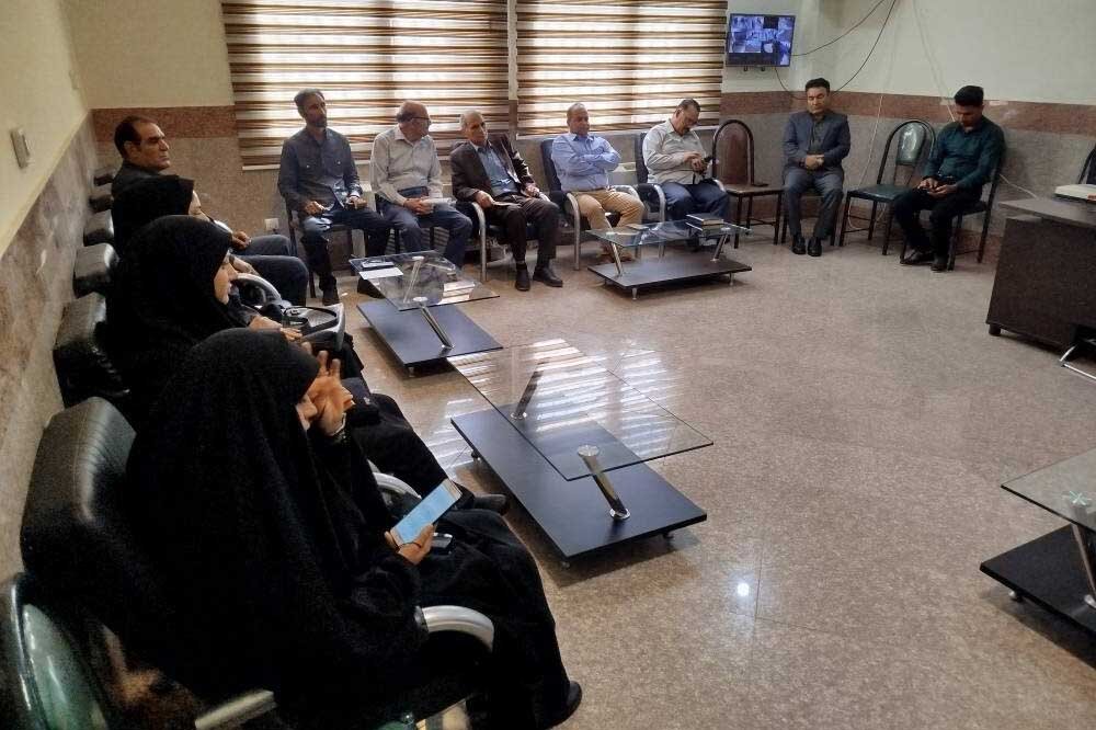 محفل شعر «باید برخاست» در دره‌شهر برگزار شد