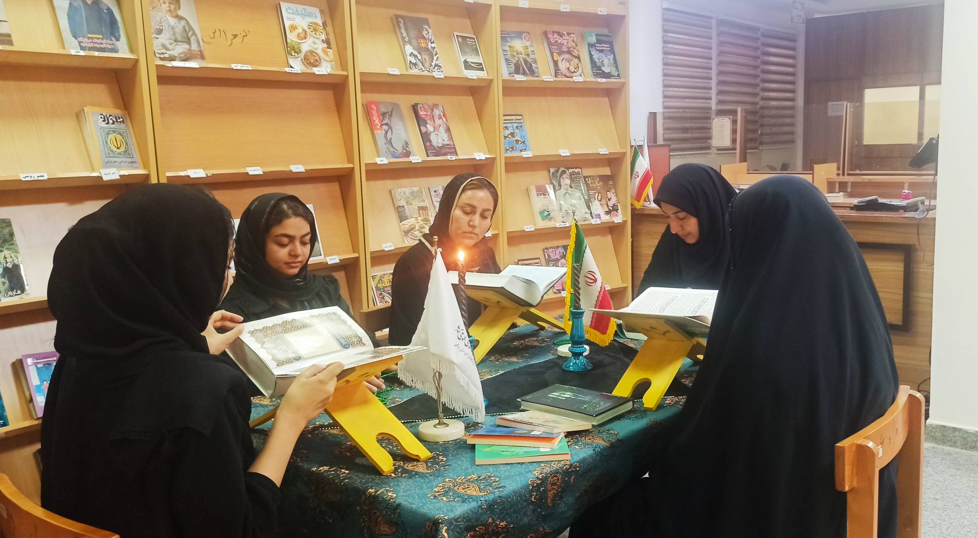 کتابخانهها، خانههای داغدار ایران؛ هرمزگان با کتاب و قرآن، رهبر شهید را بدرقه کرد
