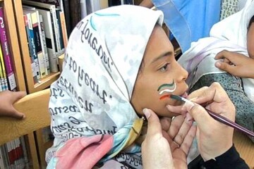 کودکان پنج‌پیکر با نقاشی پرچم ایران، ارادت خود را به رهبر شهید انقلاب اسلامی ابراز کردند