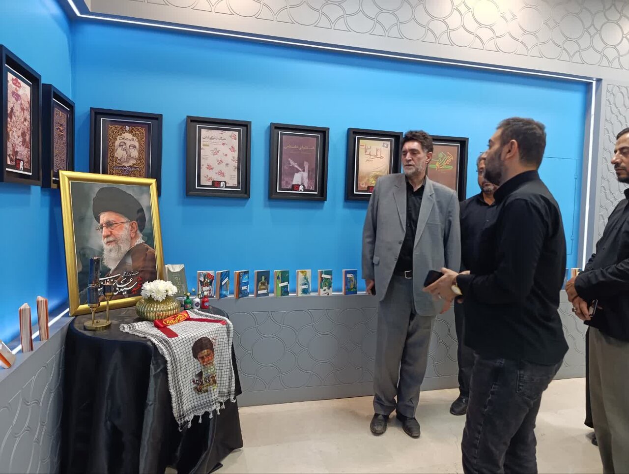 نمایشگاه کتابشناسی «باید برخاست» گامی برای ترویج اندیشه و میراث مکتوب رهبر شهید
