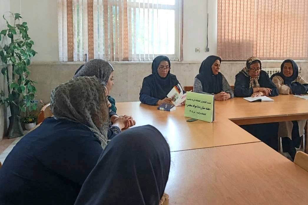 نشست کتاب‌خوان با محوریت پیشگیری از اعتیاد در کتابخانه عمومی نوکنده برگزار شد