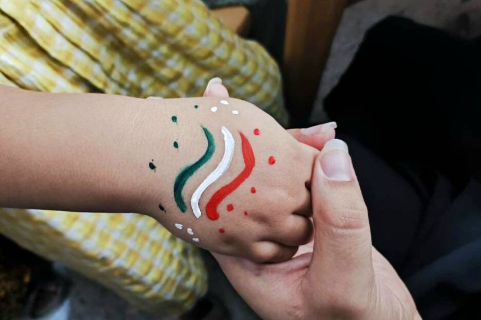کودکان پنج‌پیکر با نقاشی پرچم ایران، ارادت خود را به رهبر شهید انقلاب اسلامی ابراز کردند