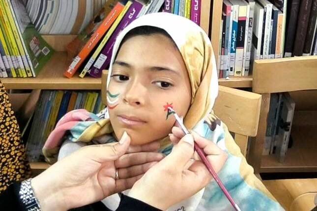 کودکان پنجپیکر با نقاشی پرچم ایران، ارادت خود را به رهبر شهید انقلاب اسلامی ابراز کردند
