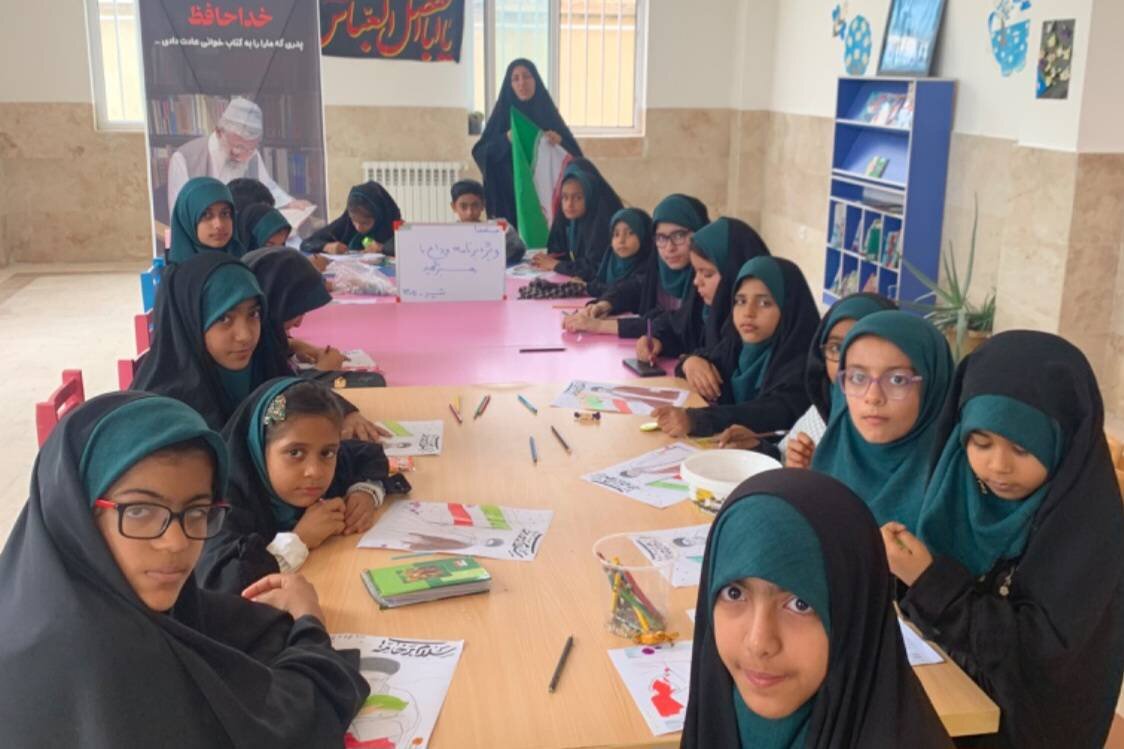 ویژه‌برنامه وداع با رهبر شهید برای کودکان و نوجوانان در کتابخانه عمومی پیامبر اعظم (ص) نگین‌شهر آزادشهر