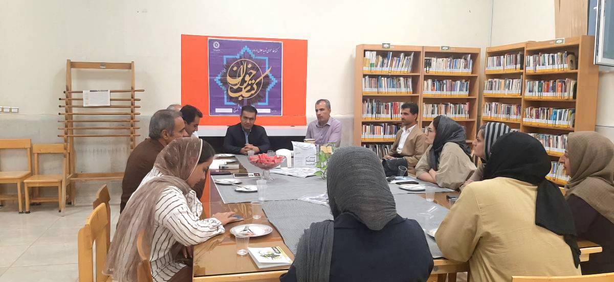تجلیل از نویسنده بومی شهرستان سروآباد در رویداد فرهنگی «سرِ این قلم سلامت»