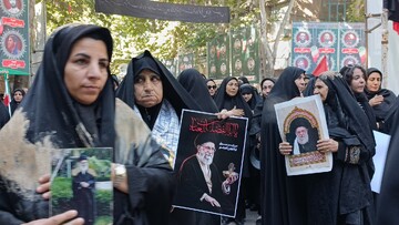 حضور مدیرکل و کارکنان کتابخانه‌های عمومی لرستان در مراسم وداع آقای شهید ایران