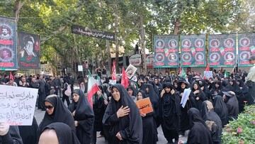 حضور مدیرکل و کارکنان کتابخانه‌های عمومی لرستان در مراسم وداع آقای شهید ایران