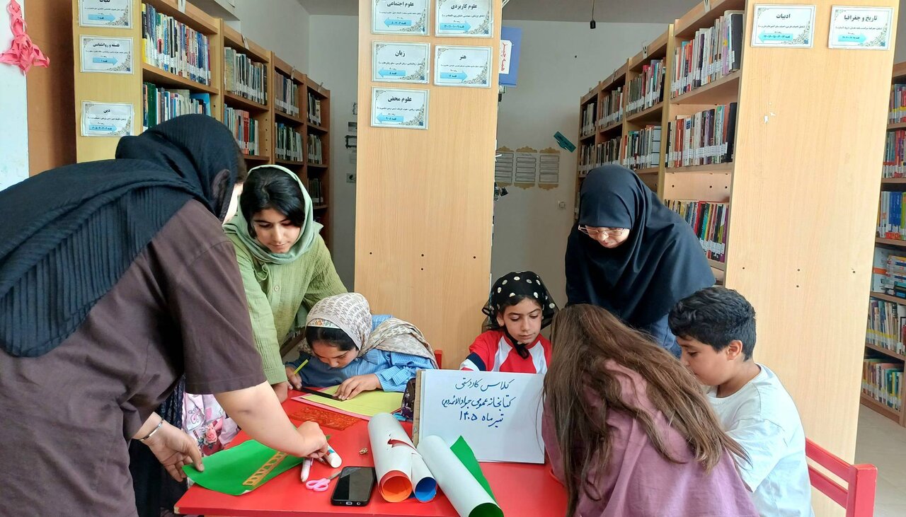 ستارههای کاغذی؛ تجلی خلاقیت هنری کودکان در کتابخانه عمومی جوادالائمه (ع) شهر قاضی