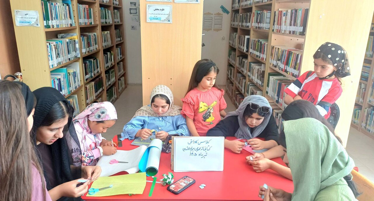 ستاره‌های کاغذی؛ تجلی خلاقیت هنری کودکان در کتابخانه عمومی جوادالائمه (ع) شهر قاضی