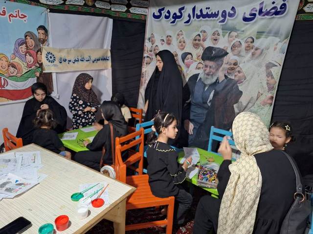 استقبال پرشور زائران و کودکان از غرفه‌های فرهنگی اداره کتابخانه‌های عمومی سرخه در مسیر تشییع پیکر رهبر شهید