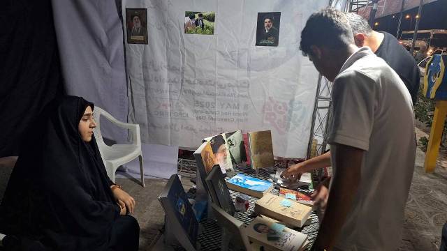 استقبال پرشور زائران و کودکان از غرفه‌های فرهنگی اداره کتابخانه‌های عمومی سرخه در مسیر تشییع پیکر رهبر شهید