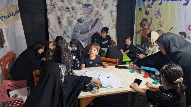 استقبال پرشور زائران و کودکان از غرفههای فرهنگی اداره کتابخانههای عمومی سرخه در مسیر تشییع پیکر رهبر شهید
