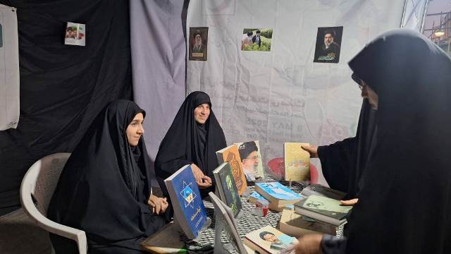 استقبال پرشور زائران و کودکان از غرفه‌های فرهنگی اداره کتابخانه‌های عمومی سرخه در مسیر تشییع پیکر رهبر شهید