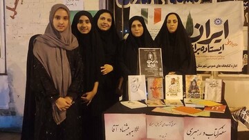 عطر کتاب در سوگ شهید؛ حضور «سفیر کتاب» در مراسم وداع مردم ملاثانی با رهبر شهید