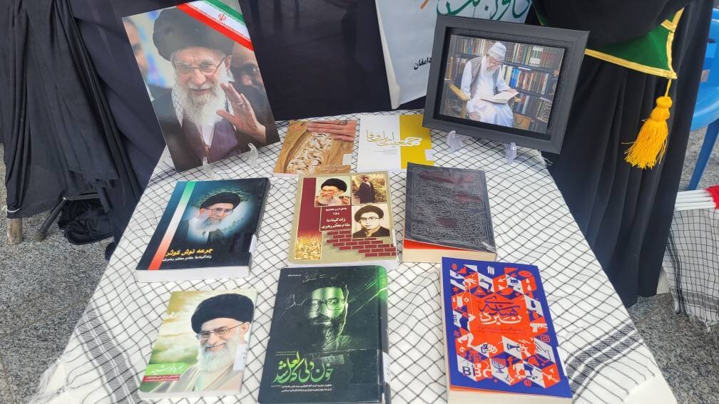 برپایی موکب فرهنگی اداره کتابخانه‌های عمومی شهرستان دامغان در مسیر زائران تشییع پیکر مطهر رهبر شهید