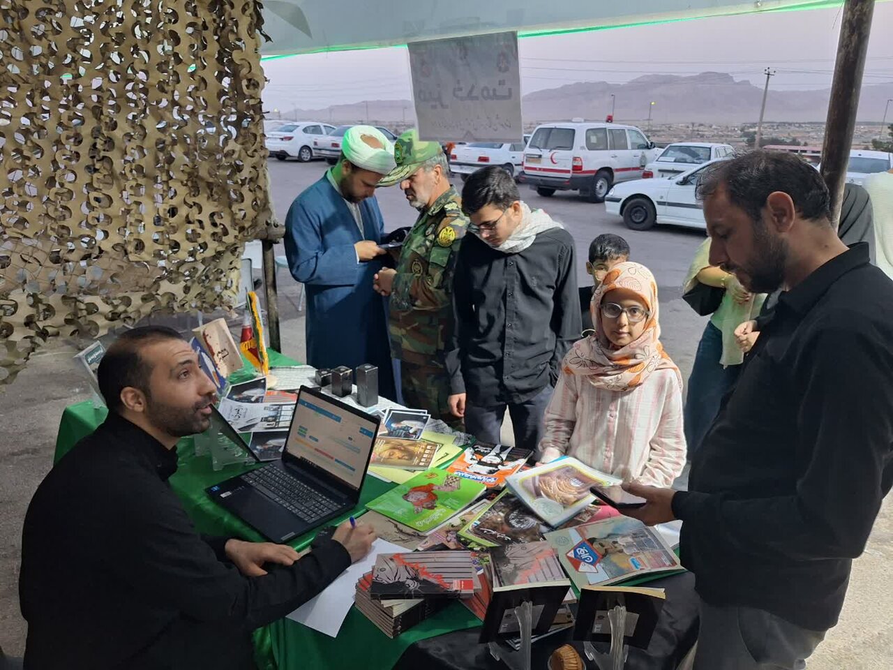 خدمت‌رسانی فرهنگی اداره کتابخانه‌های عمومی شهرستان شهرضا در موکب‌های وداع با «آقای شهید ایران»