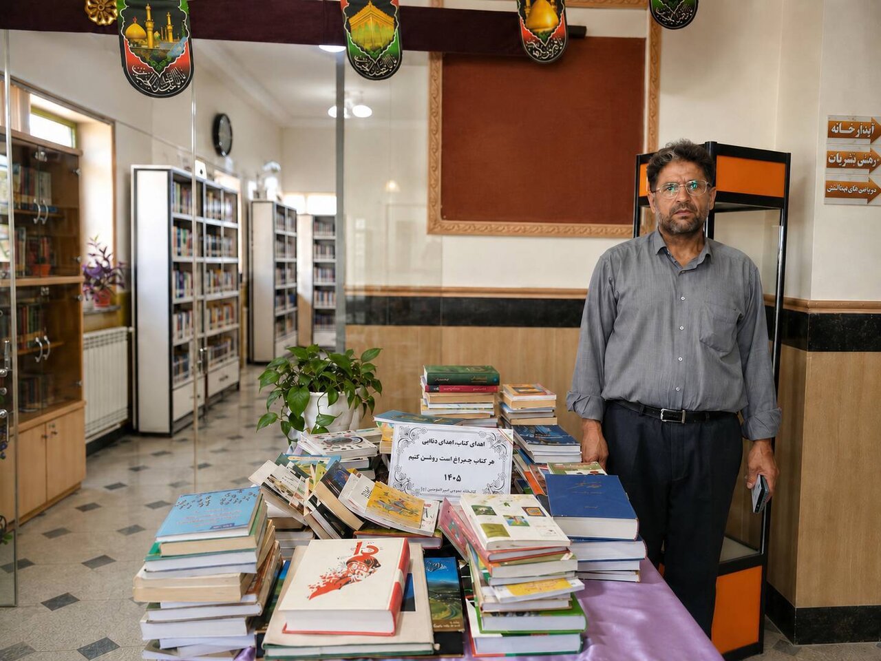 اهدای بیش از ۱۵۰ نسخه کتاب توسط عضو شورای اسلامی شهر نهاوند به کتابخانه امیرالمومنین