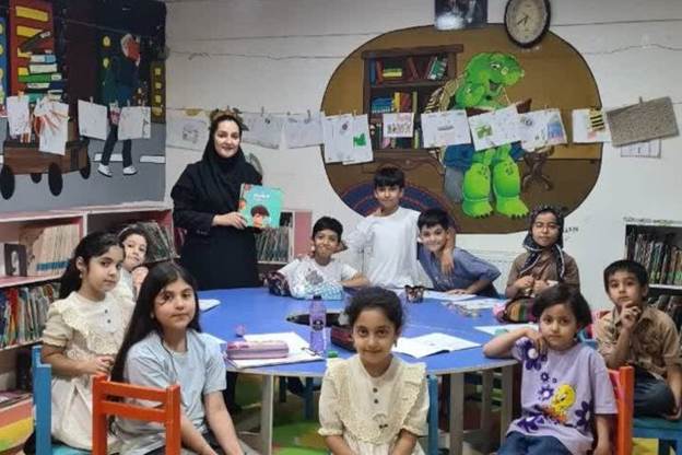قصهگویی تعاملی برای کودکان گنابادی و نشستهای تخصصی برای بانوان سبزواری؛ گامهای دوقلوی کتابخانهها در مسیر تعالی خانواده
