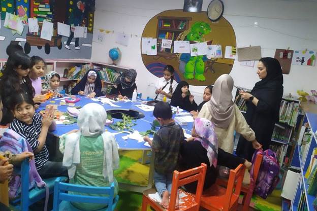 قصهگویی تعاملی برای کودکان گنابادی و نشستهای تخصصی برای بانوان سبزواری؛ گامهای دوقلوی کتابخانهها در مسیر تعالی خانواده