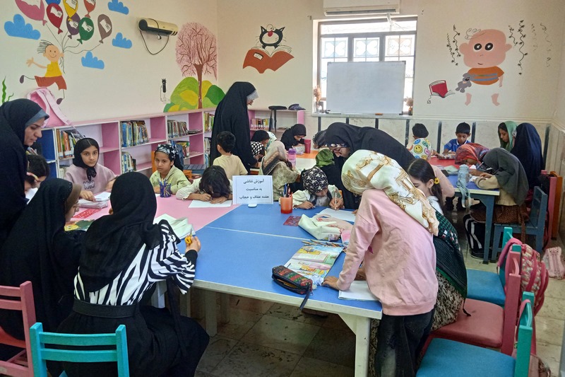 ویژه‌برنامه‌های هفته عفاف و حجاب در کتابخانه شهید عارفی شهر ریز برگزار شد