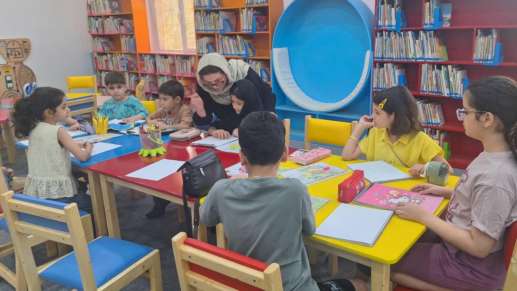 نخستین جلسات کلاسهای آموزش نقاشی با مدادرنگی و سفالگری برگزار شد